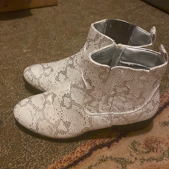 Ashley Blue metallic snake print boots edgy modern casual trendy sz 7 - Picture 1 of 8